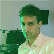 Giovane ragazzo impartisce lezioni pratiche e teoriche basiche sulla chitarra